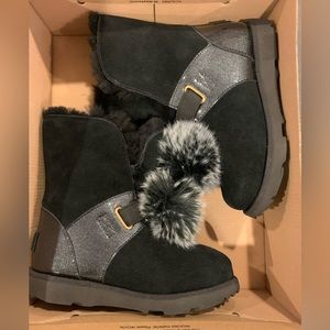 Big kid Ugg in black with Pom poms in size 1